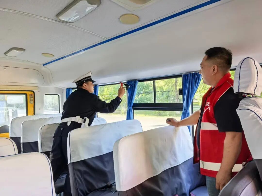 前進交警大隊深入轄區校車企業開展安全檢查和宣傳教育
