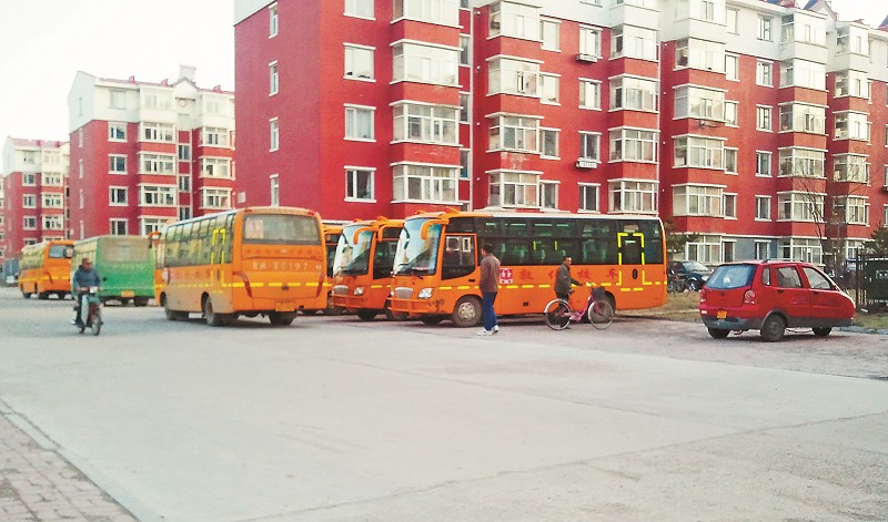 多輛校車停在黑輔導(dǎo)班樓前。