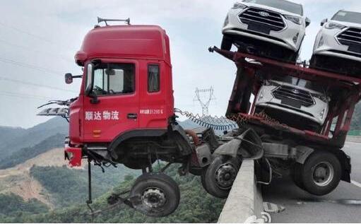 為什么中國客車和貨車是平頭而校車是尖頭的？看完才明白背后用意