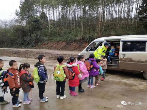 7座“校車”裝24人被查，孩子們該如何上學(xué)？