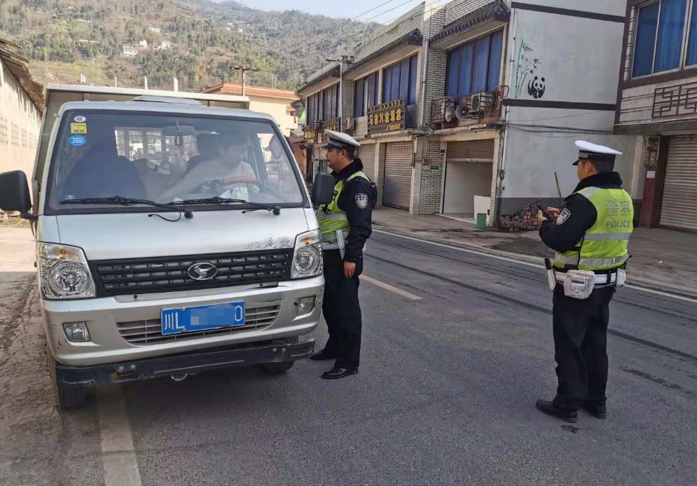 復(fù)課在即，樂(lè)山交警五項(xiàng)舉措為莘莘學(xué)子撐起“平安傘”！