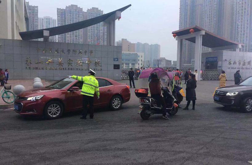 復(fù)課在即，樂(lè)山交警五項(xiàng)舉措為莘莘學(xué)子撐起“平安傘”！