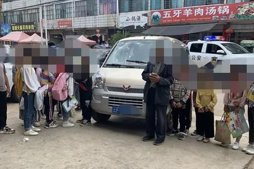 面包車變身超員“黑校車” ，7座硬塞17個娃