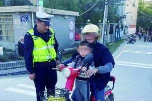 打擊“黑校車” 筑牢校園交通安全防線
