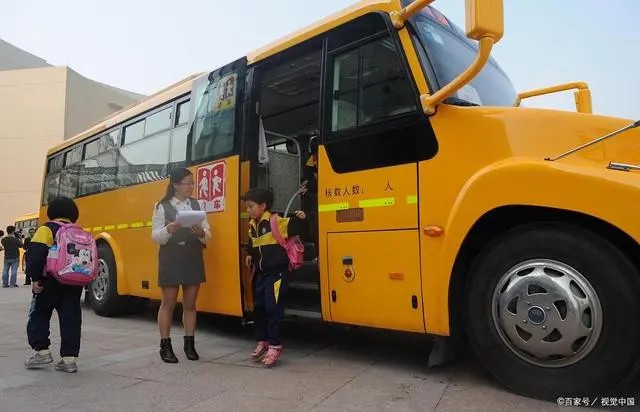 開車避讓校車要遵循兩條道原則，不遵守會罰款扣分，千萬要注意