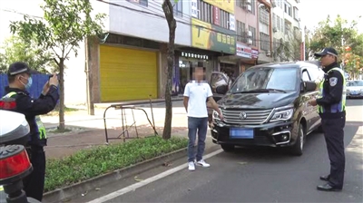 商務(wù)車充當校車 準載7人竟塞16名學生