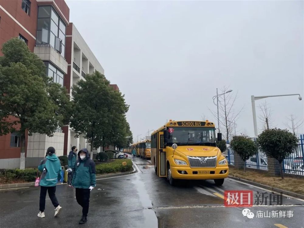 大鼻子校車開進(jìn)廟山，一所小學(xué)就有1400人報名