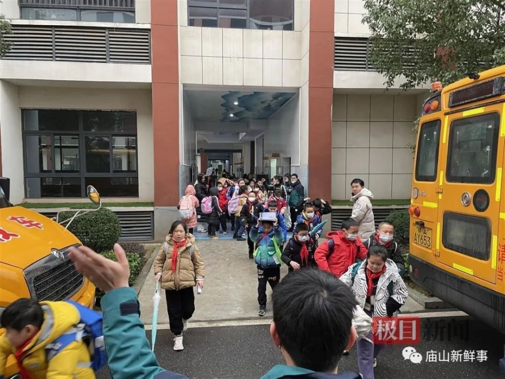 大鼻子校車開進(jìn)廟山，一所小學(xué)就有1400人報名
