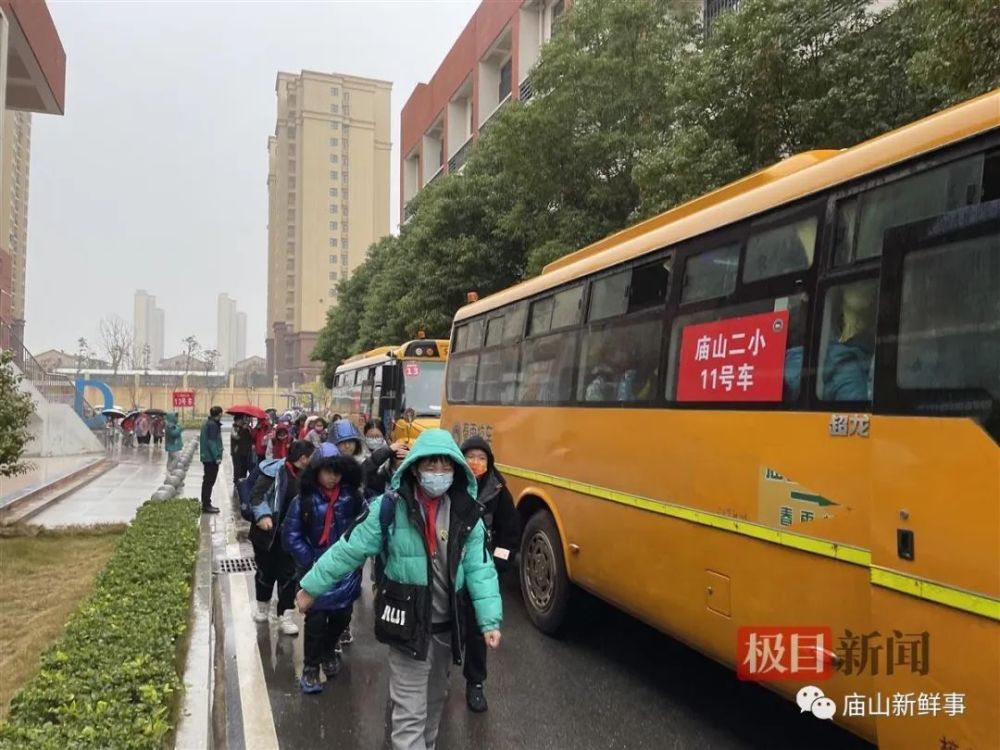 大鼻子校車開進(jìn)廟山，一所小學(xué)就有1400人報名