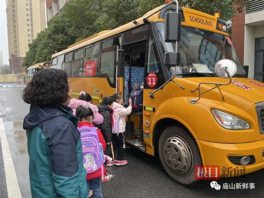大鼻子校車開進(jìn)廟山，一所小學(xué)就有1400人報名