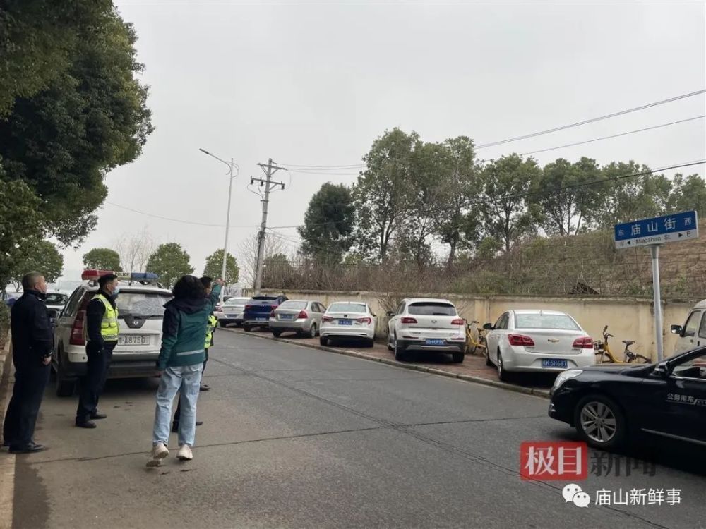 大鼻子校車開進(jìn)廟山，一所小學(xué)就有1400人報名