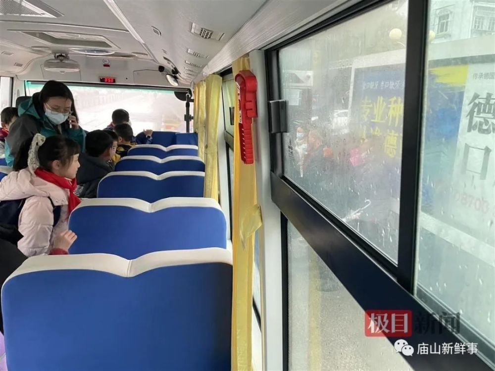 大鼻子校車開進(jìn)廟山，一所小學(xué)就有1400人報名