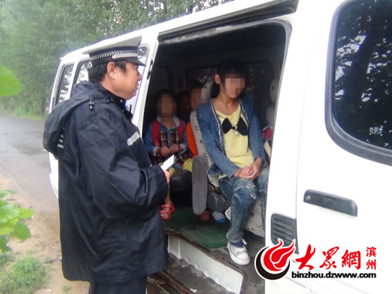 濱城交警開展幼兒園非校車安全專項(xiàng)整治行動