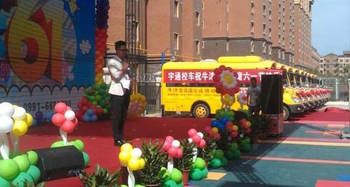 宇通“六一”獻(xiàn)禮烏魯木齊幼兒園 10輛專用校車交付