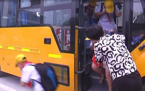 校車突發(fā)事故？浙江諸暨浣東街道中心學校來演練
