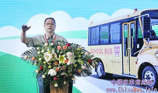 校車安全不是靠“45度角的仰望”，更需360度的行動！TA做到了
