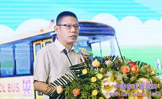 校車安全不是靠“45度角的仰望”，更需360度的行動！TA做到了