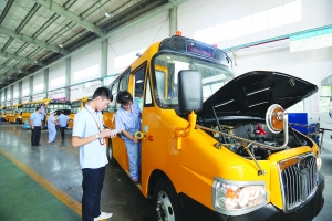 上饒：暑期火熱生產(chǎn)新校車 部分校車開學(xué)前將交付使用