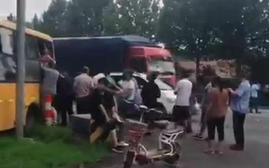 山東淄博一校車被貨車追尾，車上26名學生2人骨折送醫