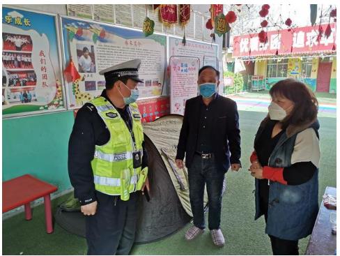 臨渭交警交斜中隊對轄區(qū)校車進(jìn)行審驗督促