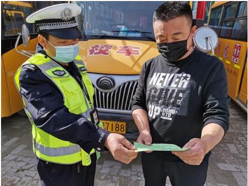 臨渭交警交斜中隊對轄區(qū)校車進(jìn)行審驗督促