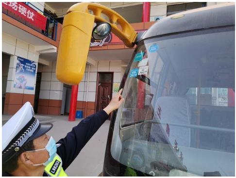 臨渭交警交斜中隊對轄區(qū)校車進(jìn)行審驗督促