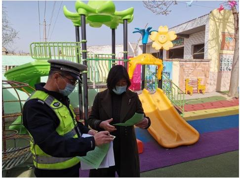 臨渭交警交斜中隊對轄區(qū)校車進(jìn)行審驗督促