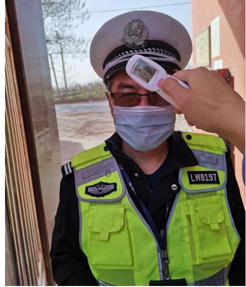 臨渭交警交斜中隊對轄區(qū)校車進(jìn)行審驗督促
