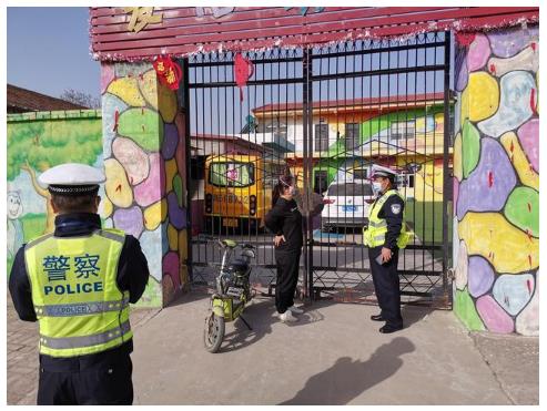 臨渭交警交斜中隊對轄區(qū)校車進(jìn)行審驗督促