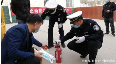 臨近開學 交警進學校為校車“體檢”