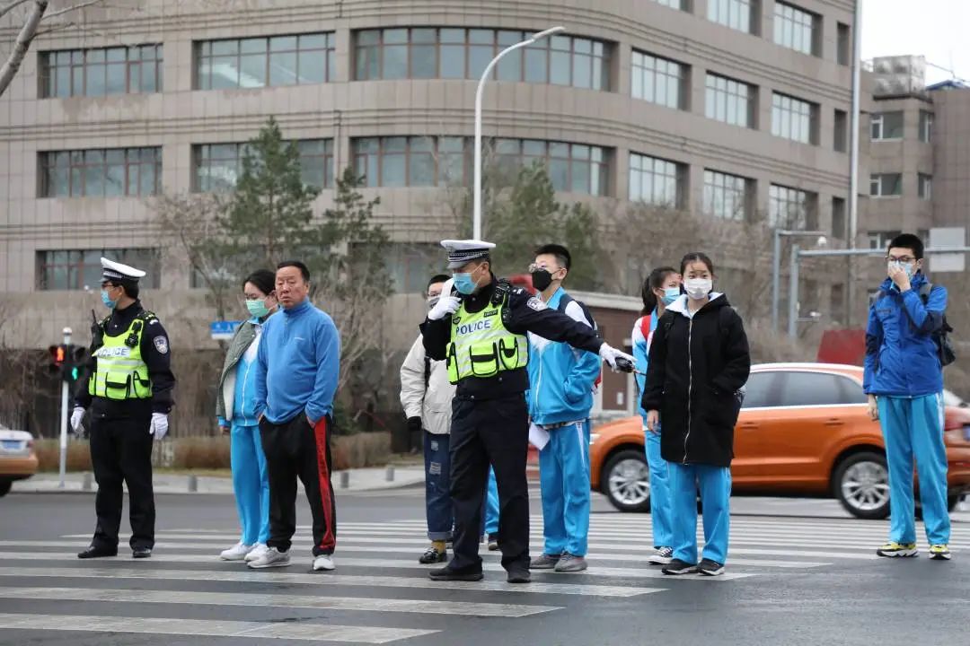 全省交警多策并舉 全力為中小學(xué)生開學(xué)保駕護(hù)航