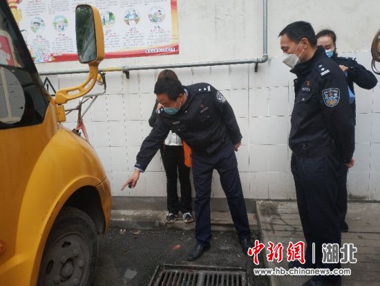 襄陽樊城警方深入轄區校園開展校車安全大檢查