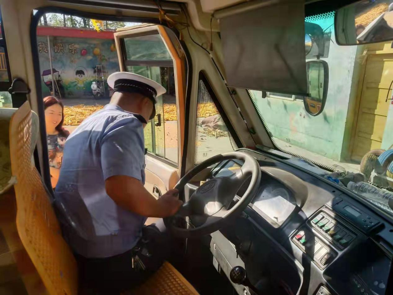 舞陽交警加強(qiáng)校車安全管理，確保校車“健康”運(yùn)營！