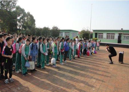 保障校車安全尊重孩子生命！昌圖縣十八家子鎮(zhèn)中心小學(xué)舉行校車安全逃生演練活動(dòng)