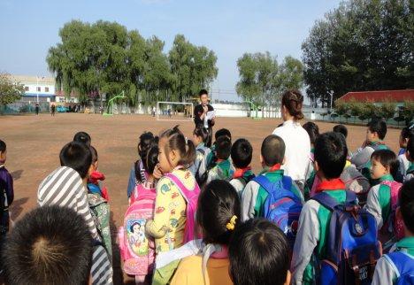 保障校車安全尊重孩子生命！昌圖縣十八家子鎮(zhèn)中心小學(xué)舉行校車安全逃生演練活動(dòng)