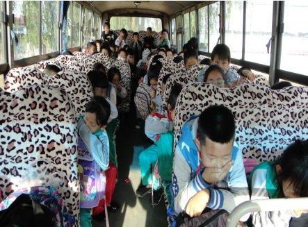 保障校車安全尊重孩子生命！昌圖縣十八家子鎮(zhèn)中心小學(xué)舉行校車安全逃生演練活動(dòng)