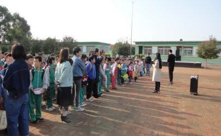 保障校車安全尊重孩子生命！昌圖縣十八家子鎮(zhèn)中心小學(xué)舉行校車安全逃生演練活動(dòng)