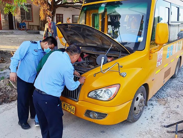 高州：校車陷入路邊沙堆，民警成功助其脫困！