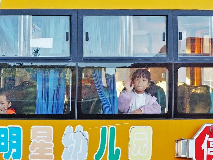 高州：校車陷入路邊沙堆，民警成功助其脫困！