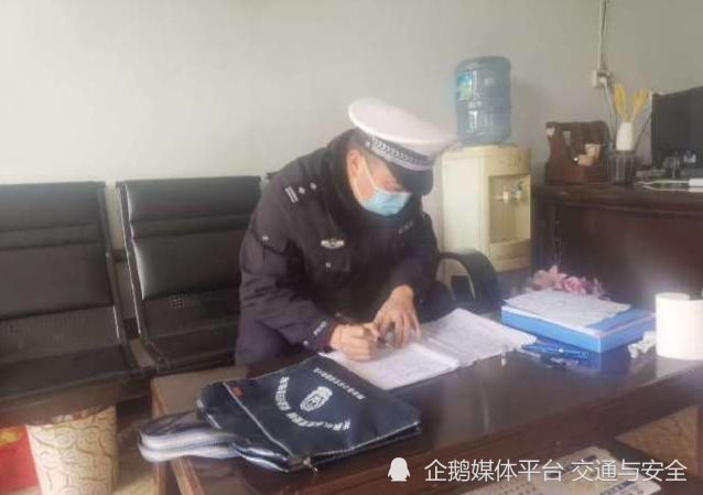 漯河舞陽縣交警大隊重監(jiān)辦民警開展校車交通安全隨機抽檢，排查整治校車安全隱患