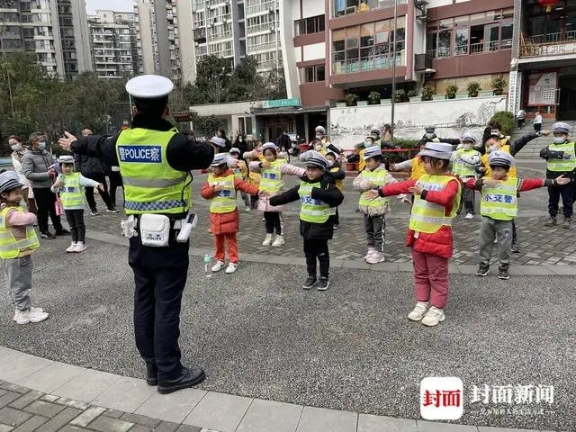 檢查校車安全、上開學前安全課 成都交警護航平安上學路