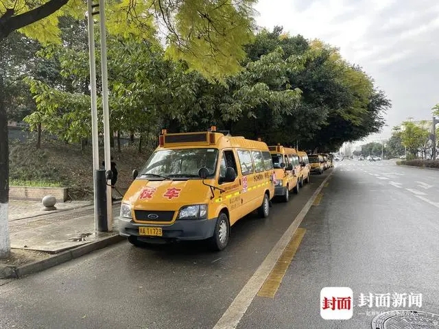 檢查校車安全、上開學前安全課 成都交警護航平安上學路