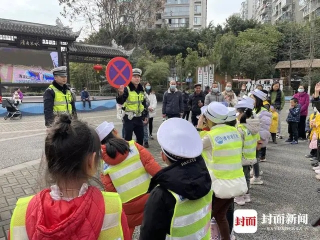 檢查校車安全、上開學前安全課 成都交警護航平安上學路