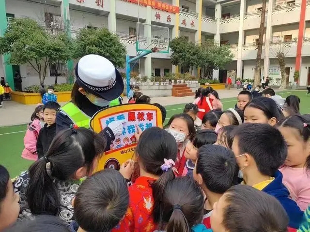 入企業(yè)，進(jìn)學(xué)校 武漢交警多維度開展校車大治理