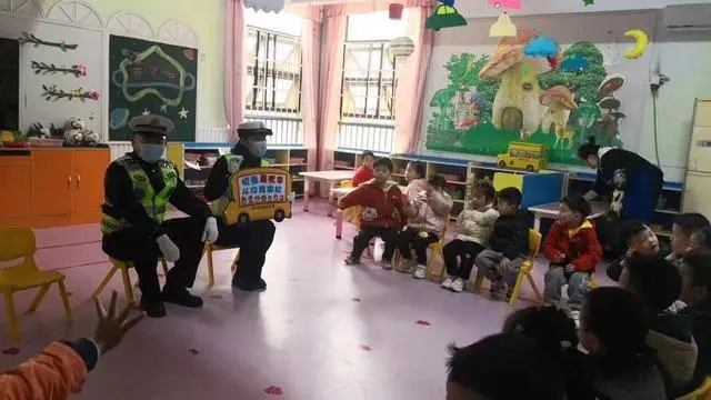 入企業(yè)，進(jìn)學(xué)校 武漢交警多維度開展校車大治理