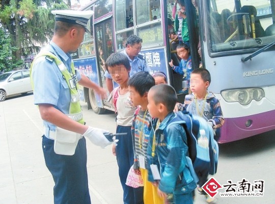 設(shè)計(jì)臺(tái)詞：乖，按順序下來排好隊(duì)。
