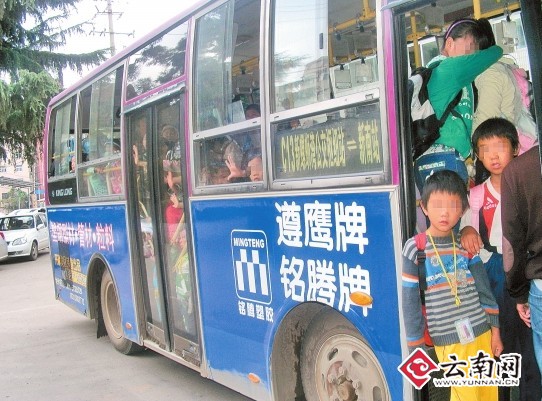 設(shè)計(jì)臺(tái)詞：娃娃些，你們是咋擠進(jìn)去的呀？ 交警供圖