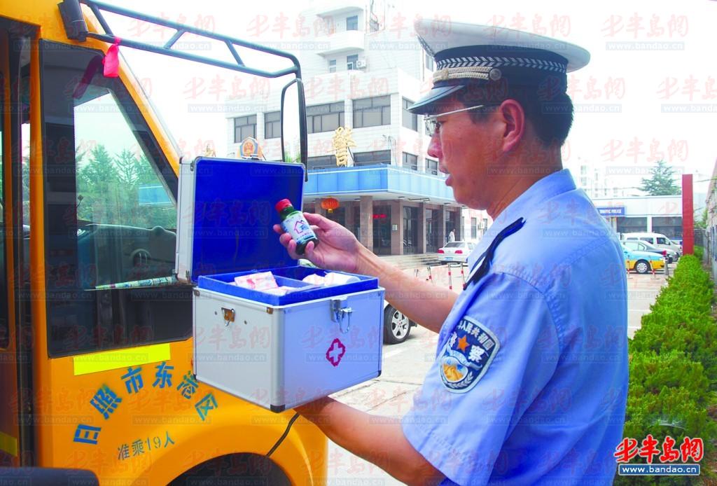 民警對(duì)隨車急救箱物品進(jìn)行檢查。