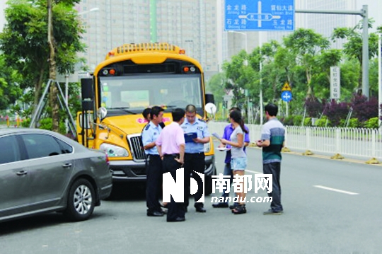 <p>本周一，各中小學(xué)正式開學(xué)，為保證各校車安全，龍華交警在轄區(qū)范圍對校車進(jìn)行統(tǒng)一檢查。(互聯(lián)網(wǎng)圖片)<br /></p>
