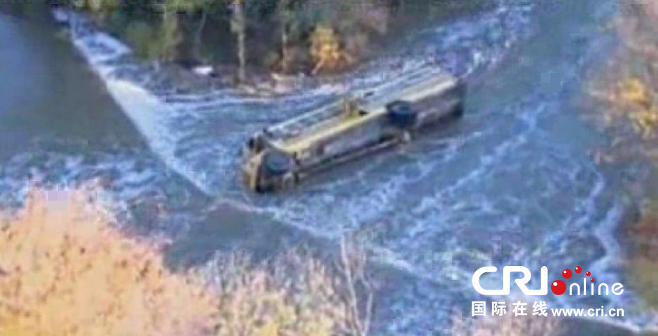 10月31日，在美國堪薩斯州的巴特勒郡，一輛校車發生車禍，校車帶著學生們沖入河中。圖片來源：東方IC